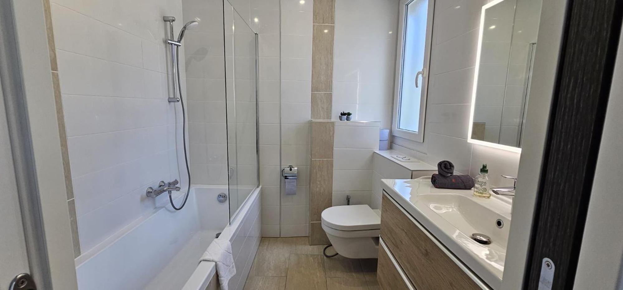 קאן Chambre Parentale , Salle De Bain Privee, Acces Plages & Vue Mer Du Salon Dans Appartement Partage Chez L'Habitant ,, Master Bedroom, Private Bathroom, Beach Access & Sea View מראה חיצוני תמונה